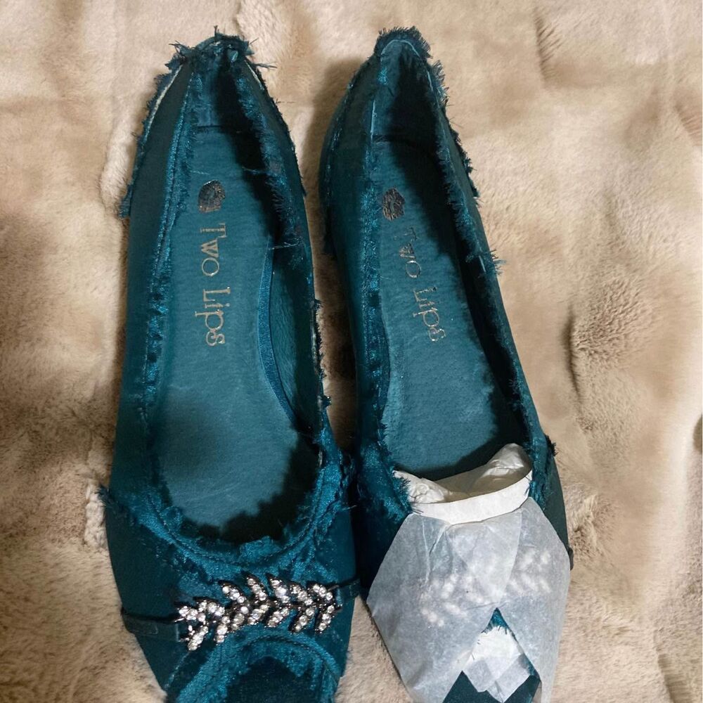 Two Lips Slip on Shoes - 7.5